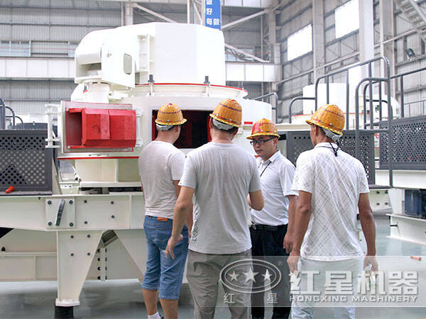 鐵礦石沖擊式破碎機(jī)咨詢現(xiàn)場(chǎng)